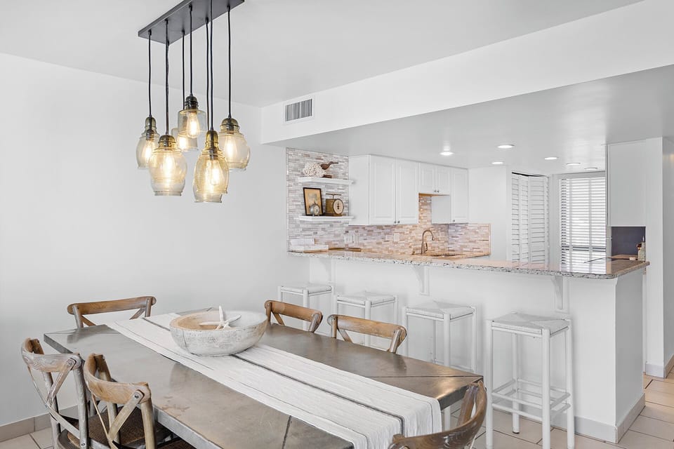 Mainsail 153 Dining Alt