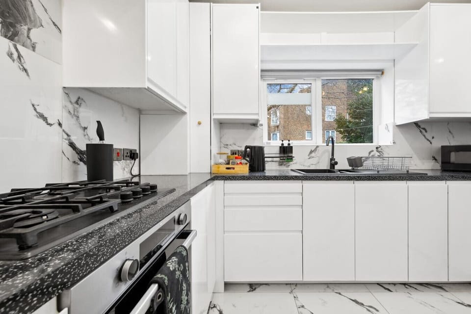 Featuring a full oven, stovetop, and microwave, the kitchen offers everything you need for preparing your favourite meals with ease.