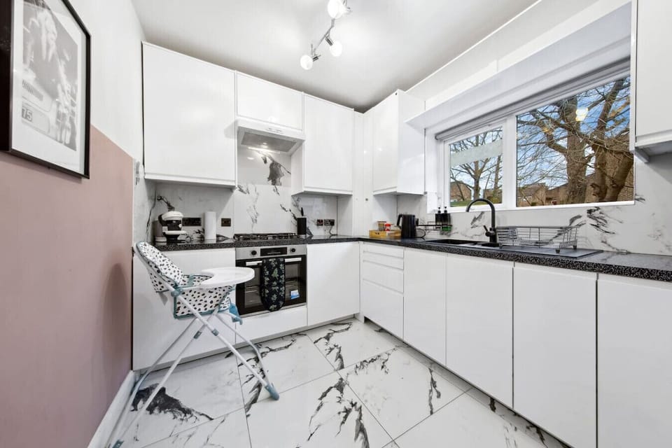 A stylish counter area ideal for quick bites or casual meals, perfect for mornings or late-night snacks.