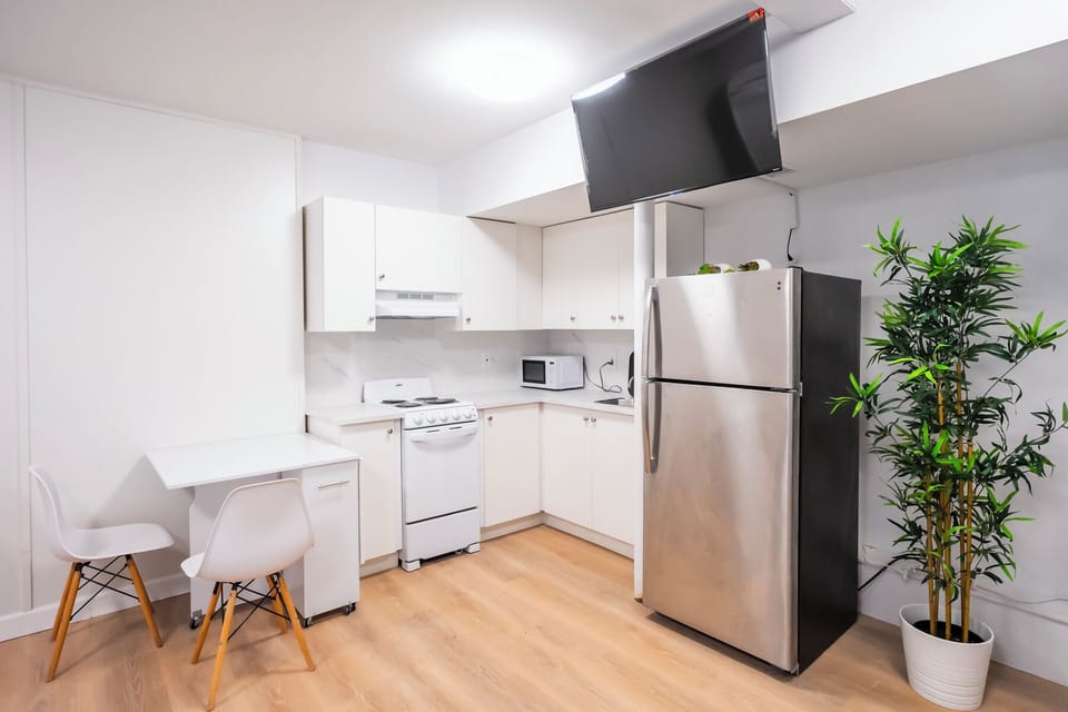 Kitchenette & Dining Area