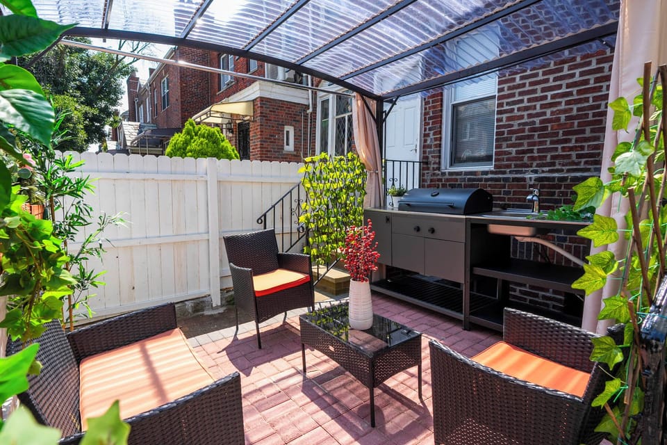 Beautiful Enclosed Patio with Outdoor Kitchen