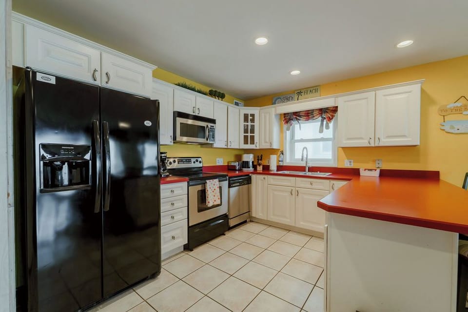 Fully stocked kitchen with everything you need to have family meals at home!