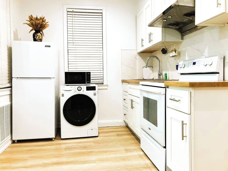 Kitchen w/Stove, Oven, Coffee Maker, Toaster Oven, Refrigerator, Microwave