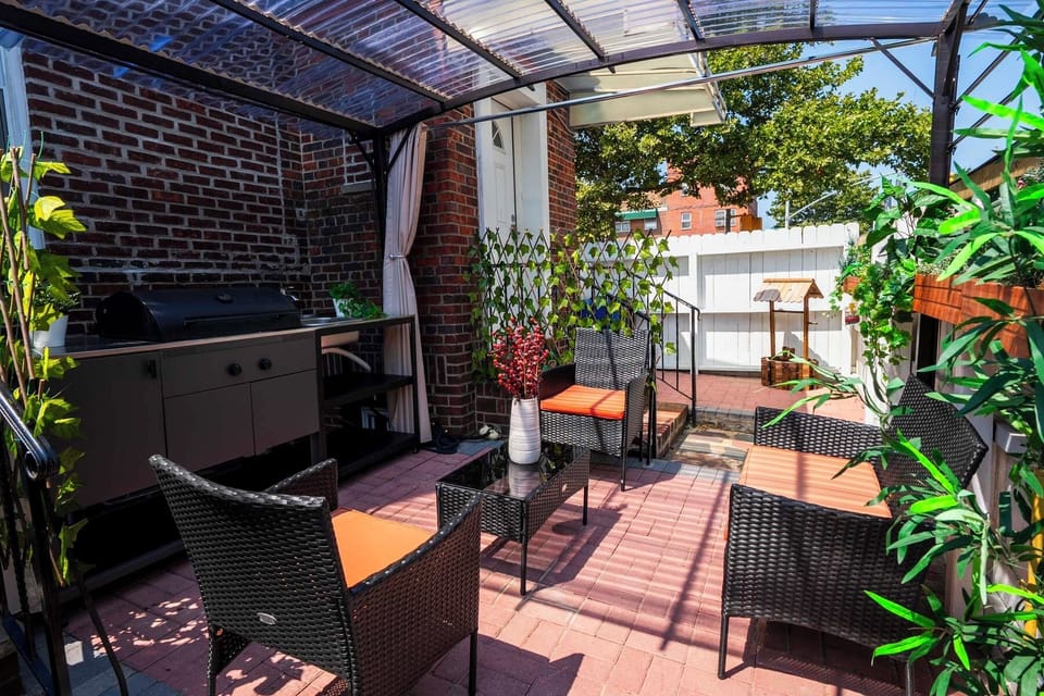 Beautiful Enclosed Patio with Outdoor Kitchen
