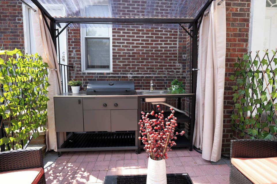 Beautiful Enclosed Patio with Outdoor Kitchen
