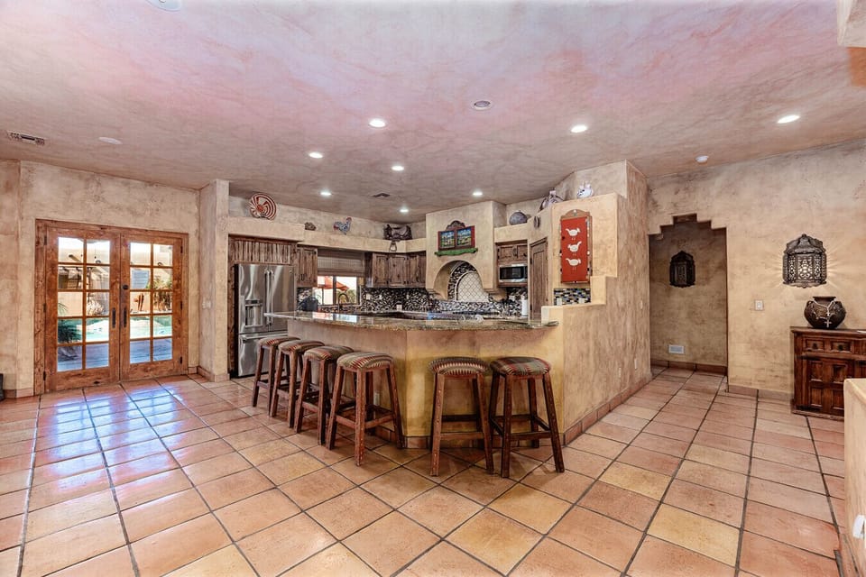 Kitchen island with barstools (6)