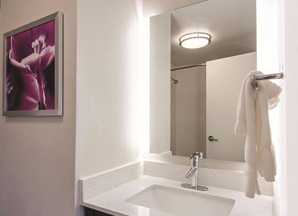 Start the day with a spotless sink and bright mirror glow.