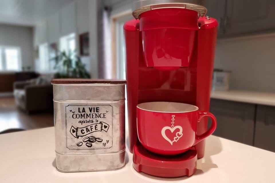 2 types de cafetière disponibles- à capsules (Keurig) et à filtres - Filter and Keurig coffee makers are provided