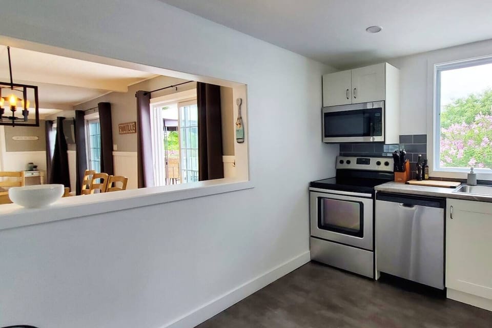 Beaucoup d'espace dans la cuisine - kitchen with pass-through to dining room seating area