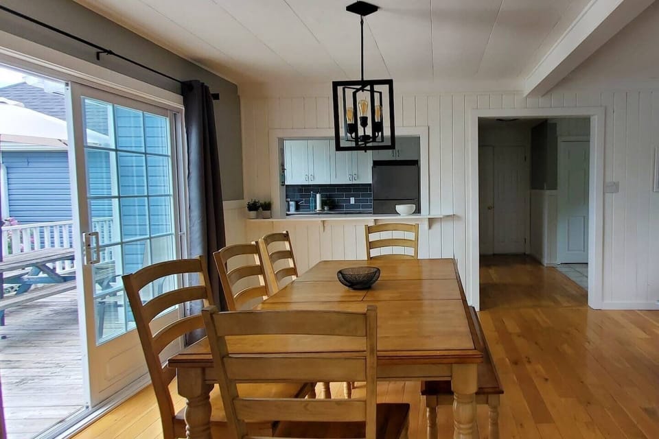 Grande Salle à manger - Dining area with view of kitchen and patio door access to deck