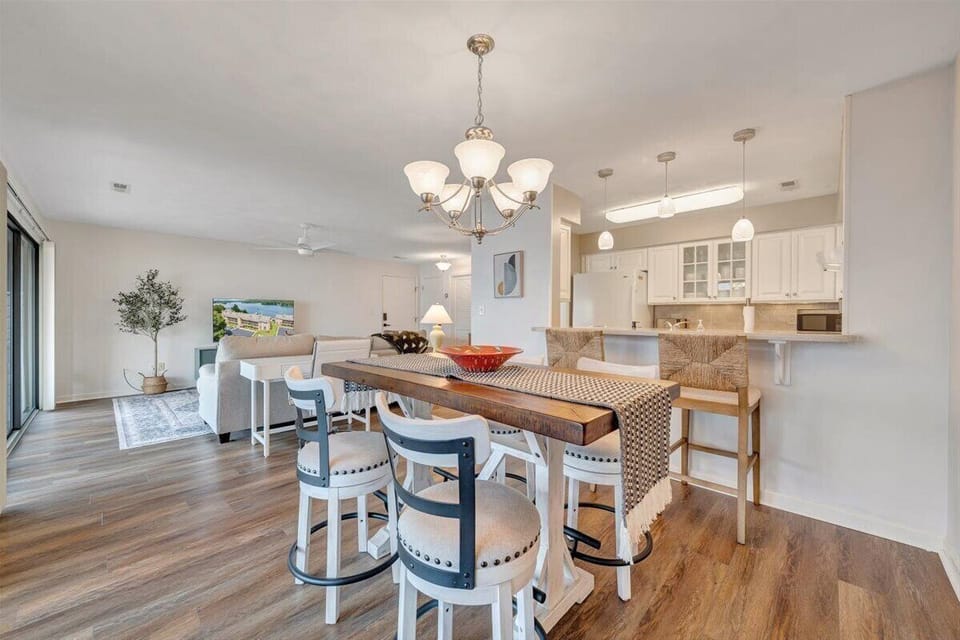 LAKE Vibes. Beautiful Lakefront Condo for a small family vacation.