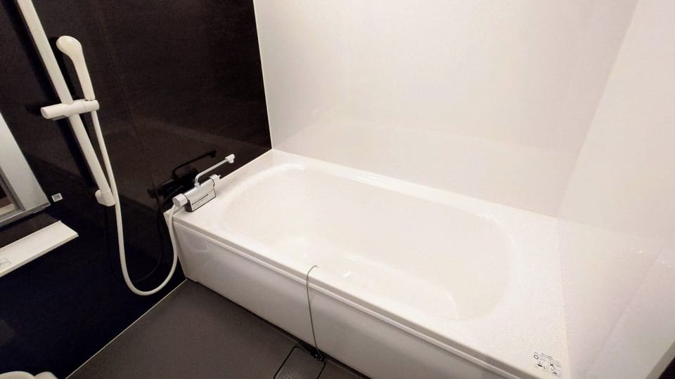 [Mixed Twin Room in Main Building] Bathroom: Bath chair available for rental