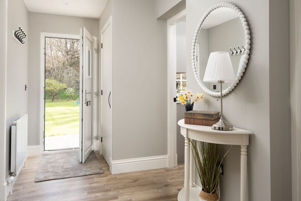 Honeysuckle Cottage - welcoming entrance hall with mirror