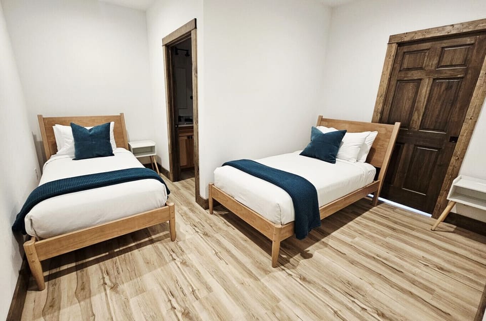 Downstairs Bedroom #6 w/ 2 Twin Beds