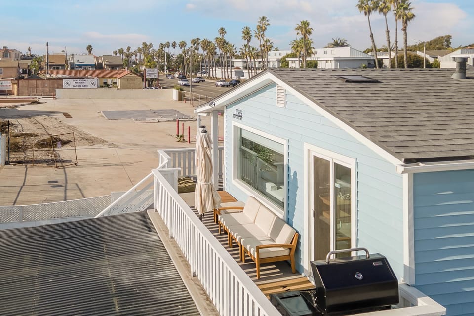 An overhead perspective of the balcony, showcasing its inviting space and stunning neighborhood views.