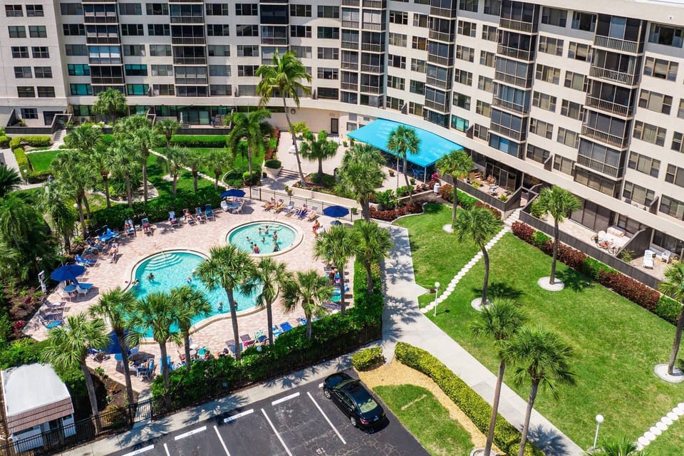Palm trees, sunlight, and sparkling pools: what else do you need?