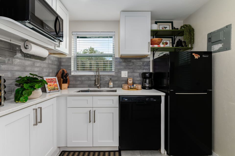 The kitchen is fully equipped with all the essentials, including a fridge, dishwasher, microwave, large stainless sink, and a gorgeous backsplash. Plus, we've added cookbooks for some culinary inspiration during your stay!