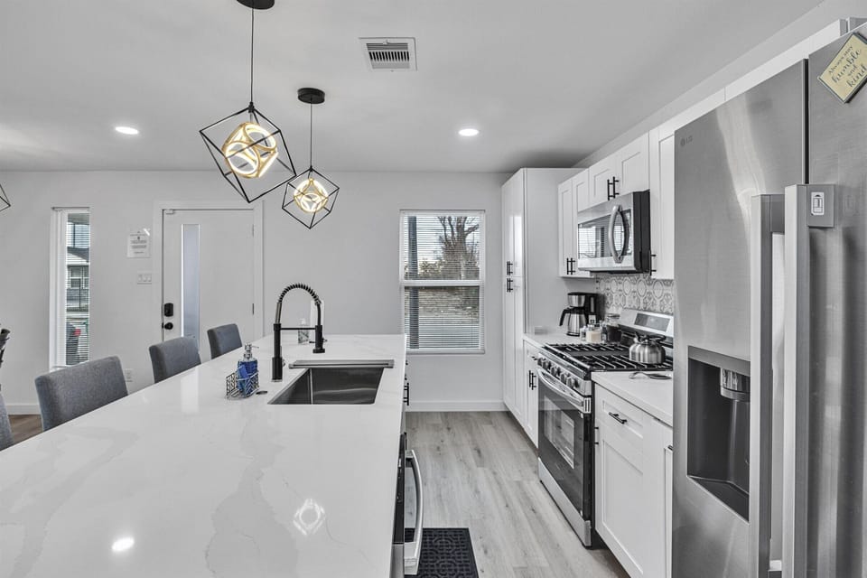 Fully equipped kitchen with high quality granite countertops.