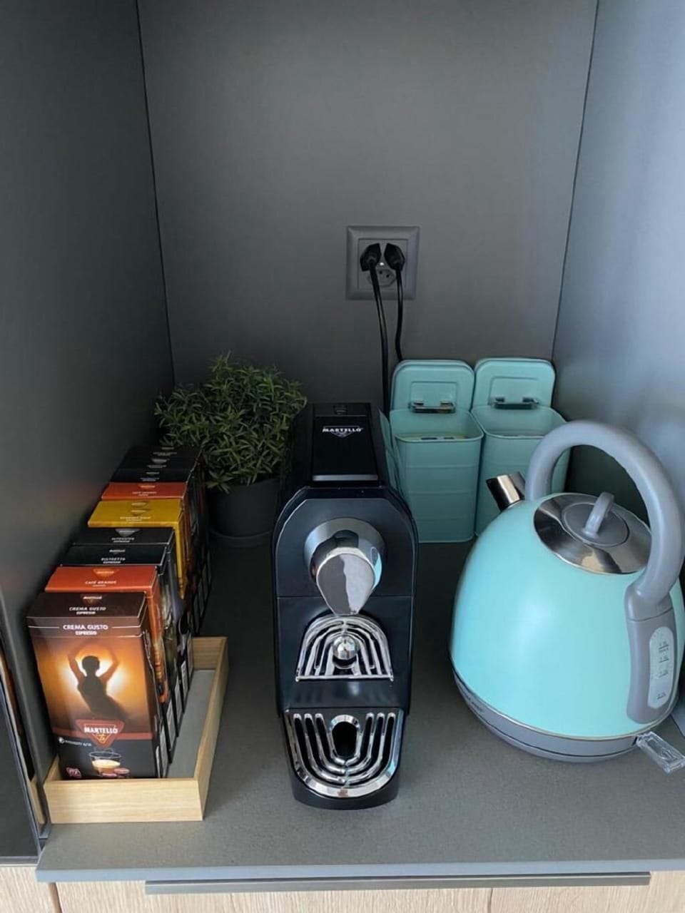 Coffee machine with kettle & tea