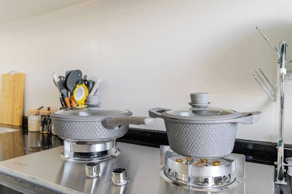 Cooking utensils in the Fully equipped kitchen