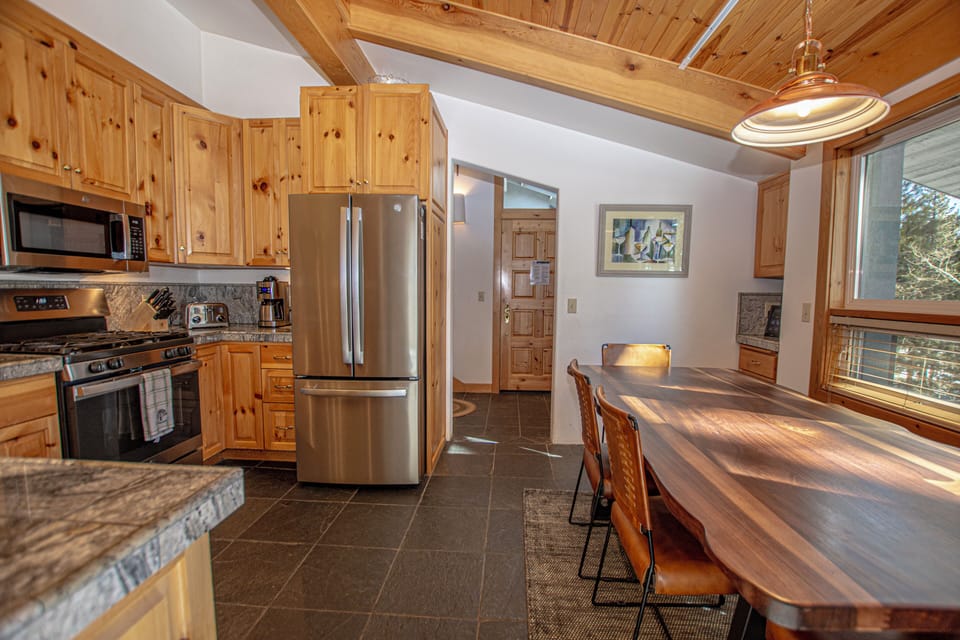 KT 22 VIEW - Kitchen and Dining Area