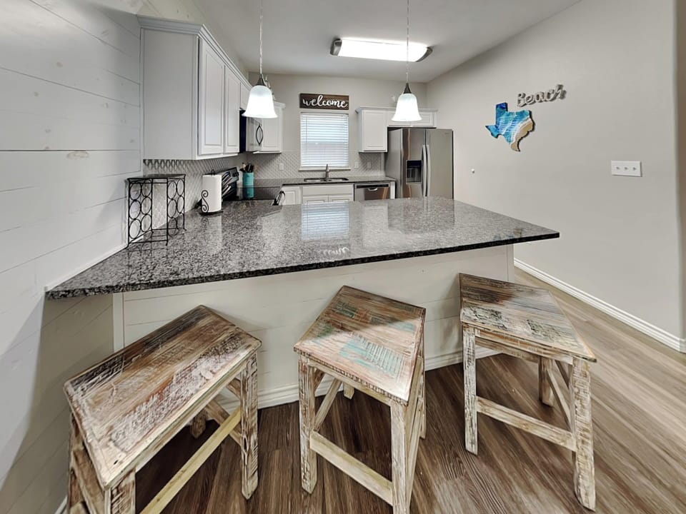 Full Size Kitchen with Breakfast Bar