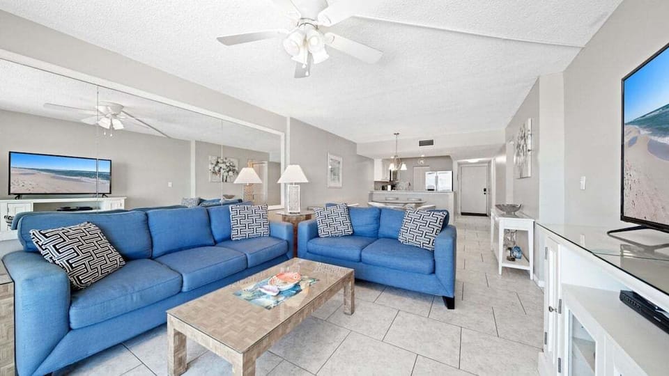 Living room with seating for everyone.