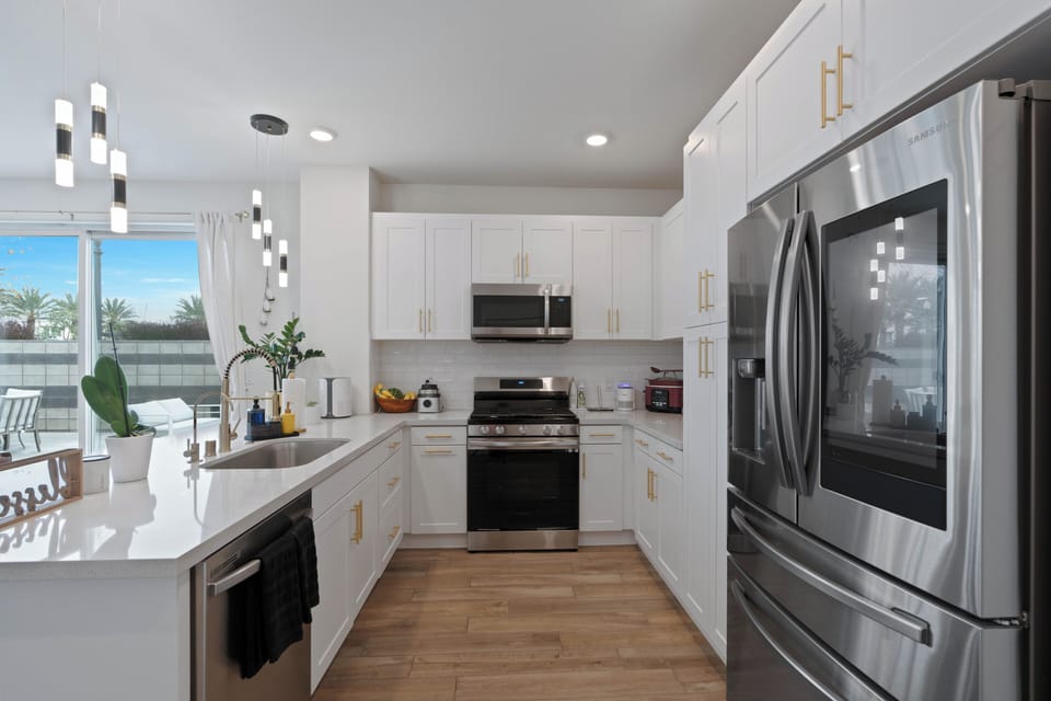 Kitchen w/Modern Appliances