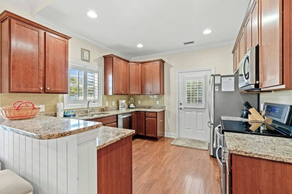 All modern appliances to make meal preparation a breeze.