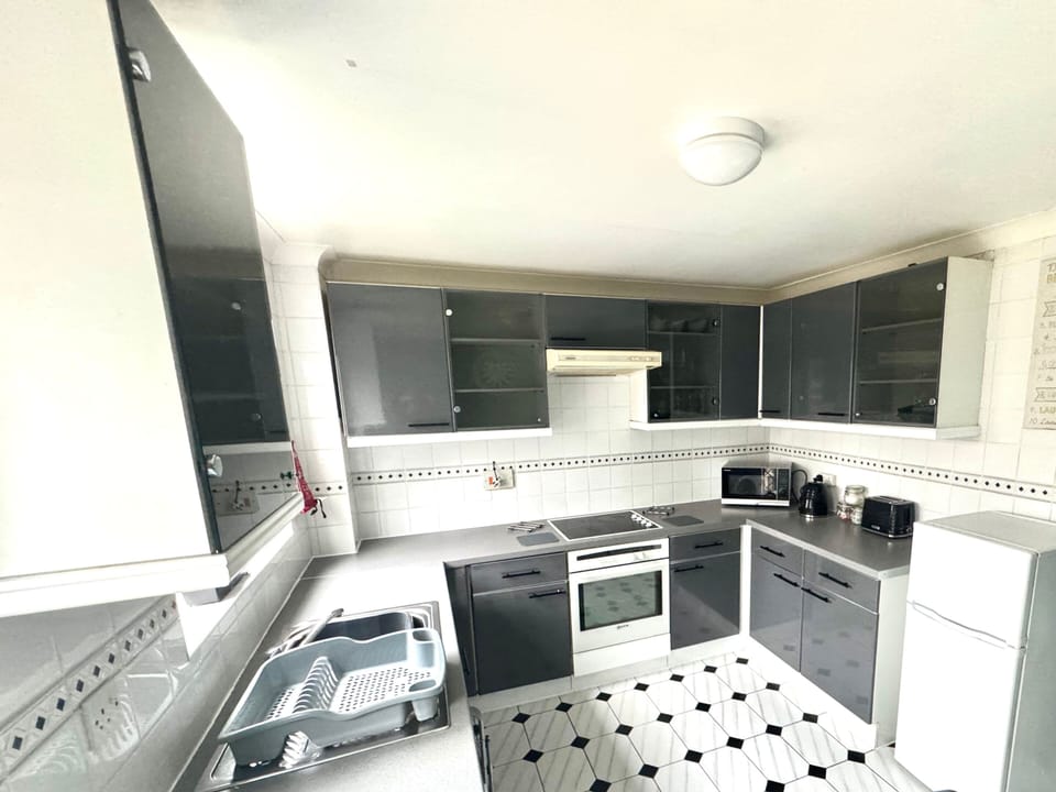 Fully equipped kitchen with washing machine, fridge/freezer, oven, dining area