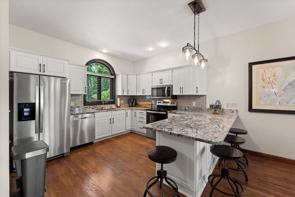 Kitchen with breakfast bar