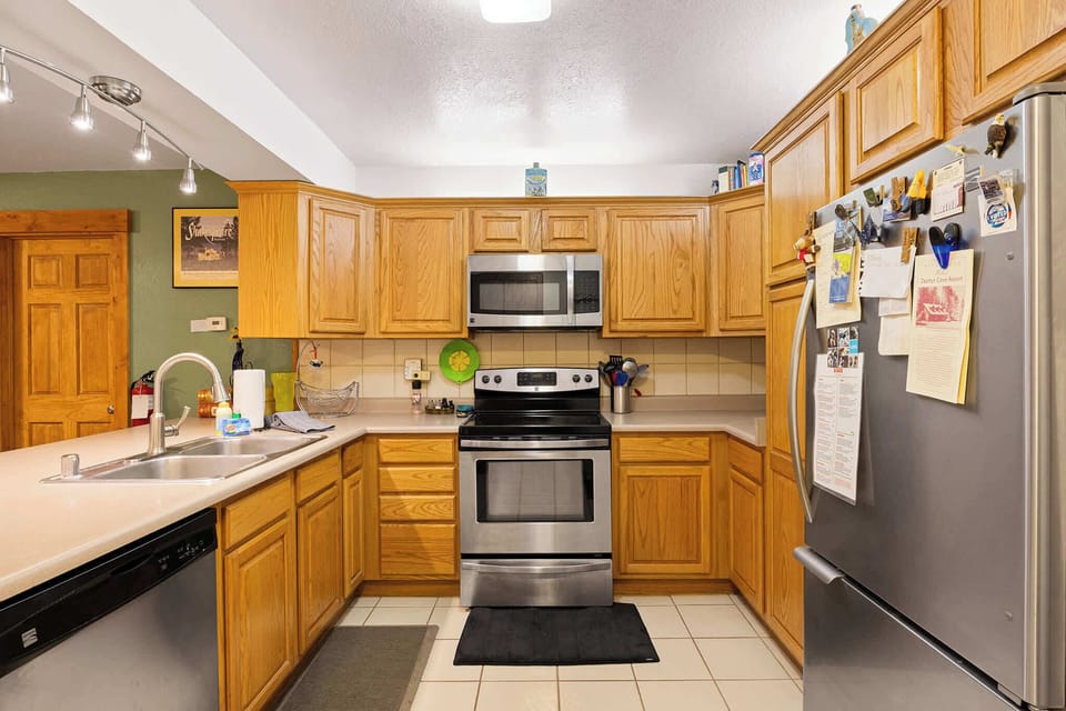 Enjoy homemade meals with the help of the fully equipped kitchen