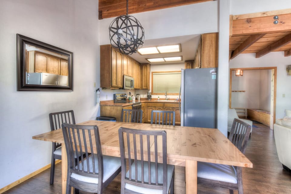 Full kitchen w/ electric stovetop