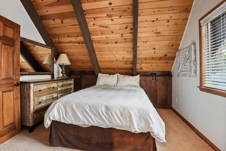 2nd bedroom: Queen bed (2nd floor)
