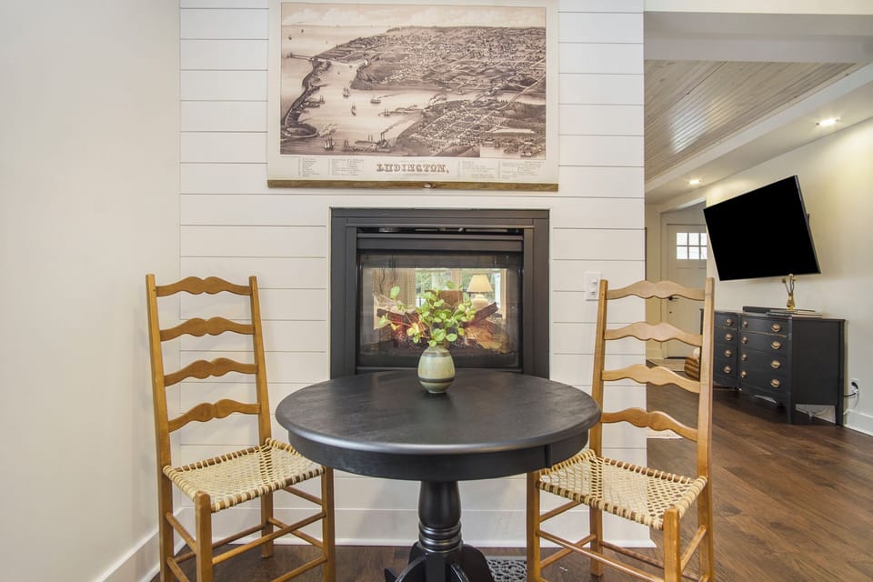 Breakfast Nook - Cozy Breakfast Nook with Gas Fireplace