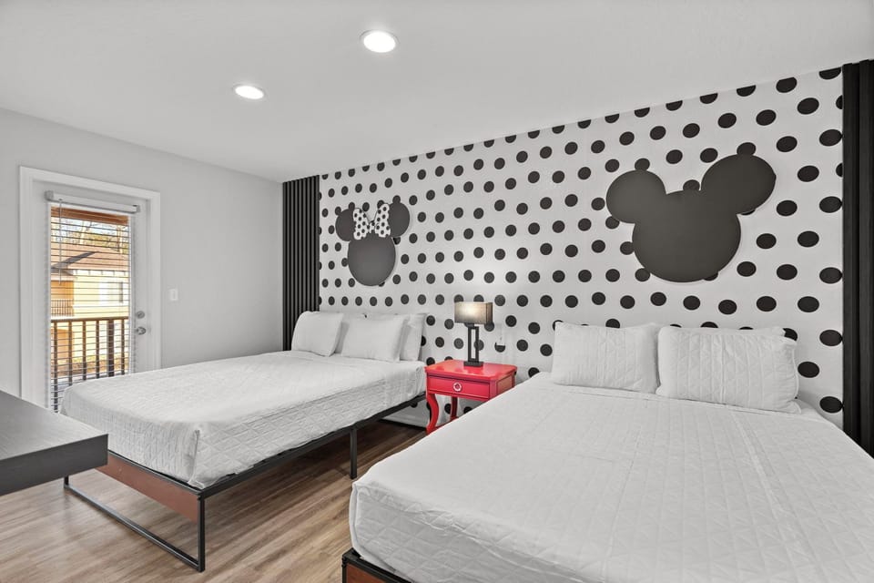 Bedroom #2: Queen-size bed and twin-size bed with TV (en-suite)