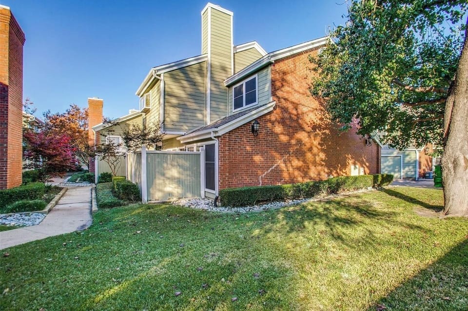 The condo is ground level and one floor. 