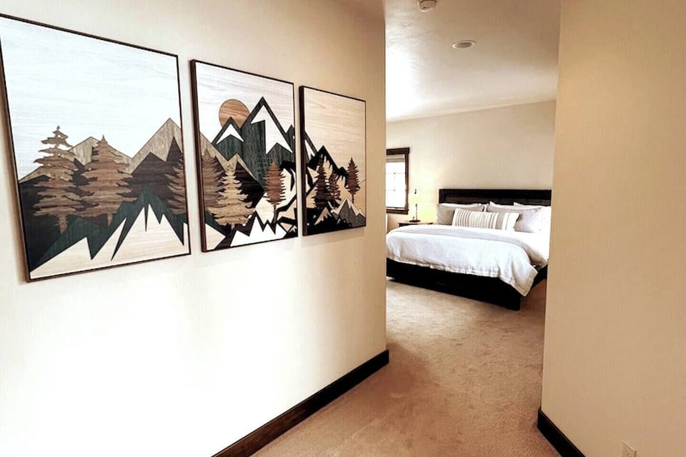 King Bedroom (Upstairs)
Flat Screen TV
En Suite Bathroom