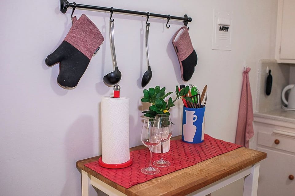 Wines glasses & electric kettle.