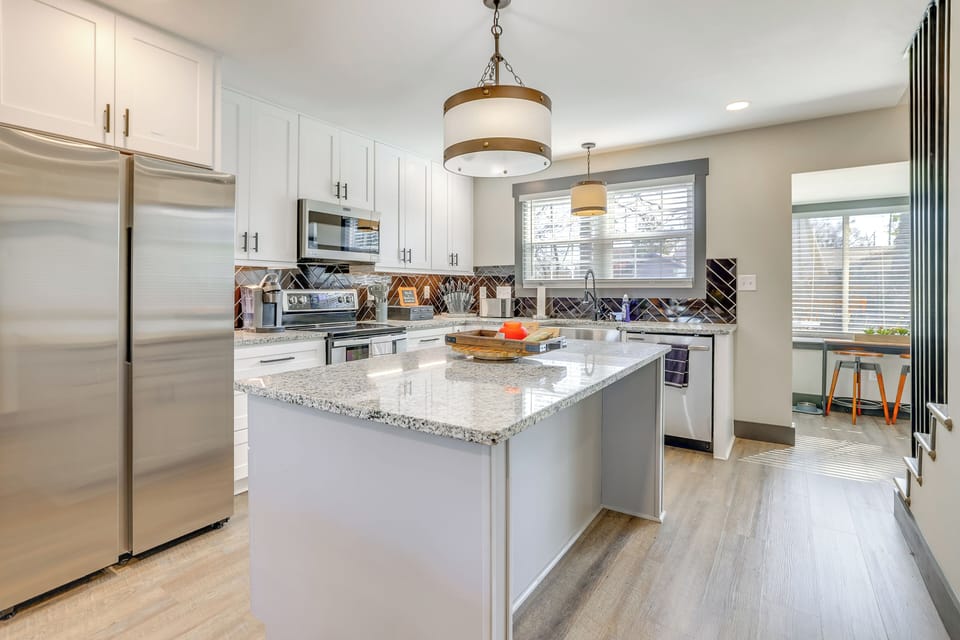 Kitchen | 1st Floor | Ice Maker | Toaster | Knife Set