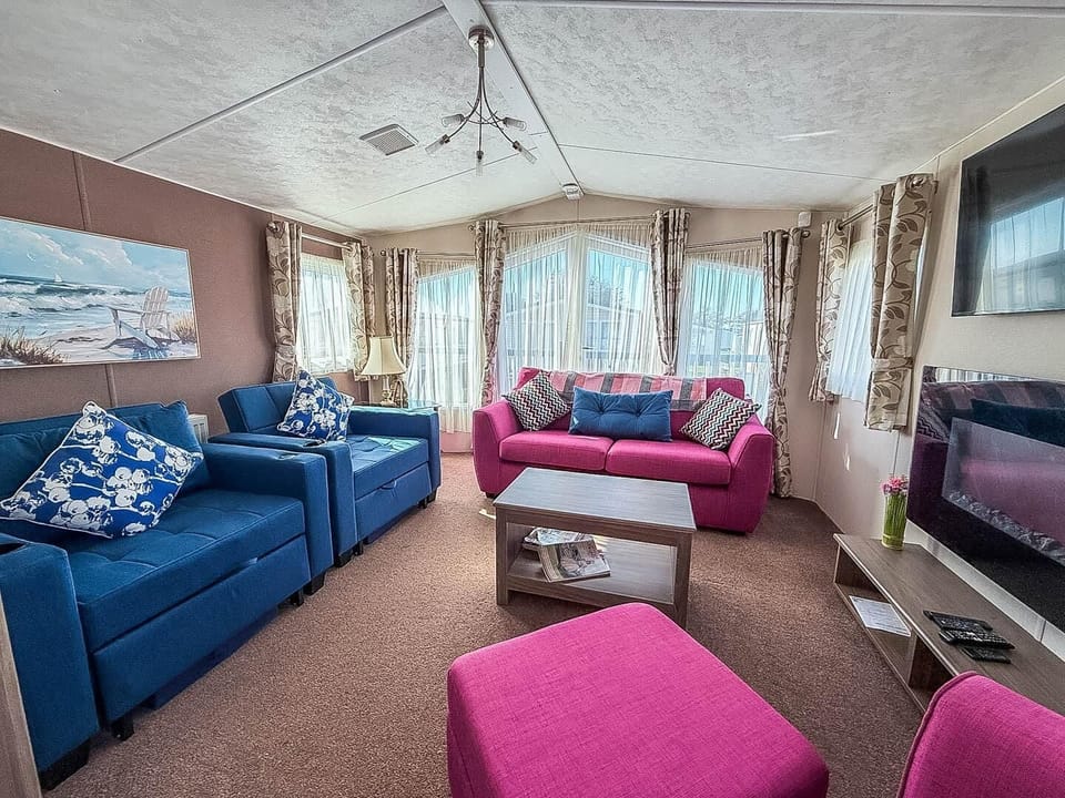 Situated conveniently close to the famous Hunstanton beach, this lovely dog-friendly, 6 berth caravan with decking is the perfect base for seaside adventures along the Norfolk coast.