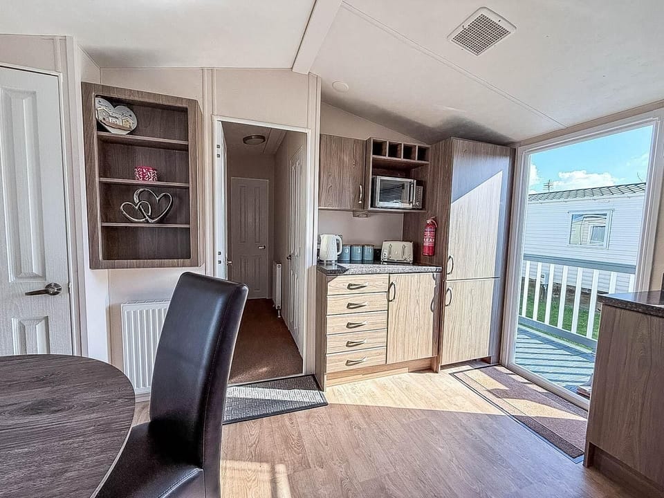 This caravan with decking provides the perfect space to relax in the sun after a day on Hunstanton beach or enjoy an evening drink while your four-legged friends rest safely beside you.