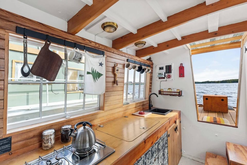 Kitchenette - Stovetop, Icebox, Sink. Cooking with a view!