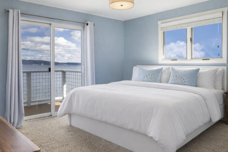 King bed with ocean front balcony