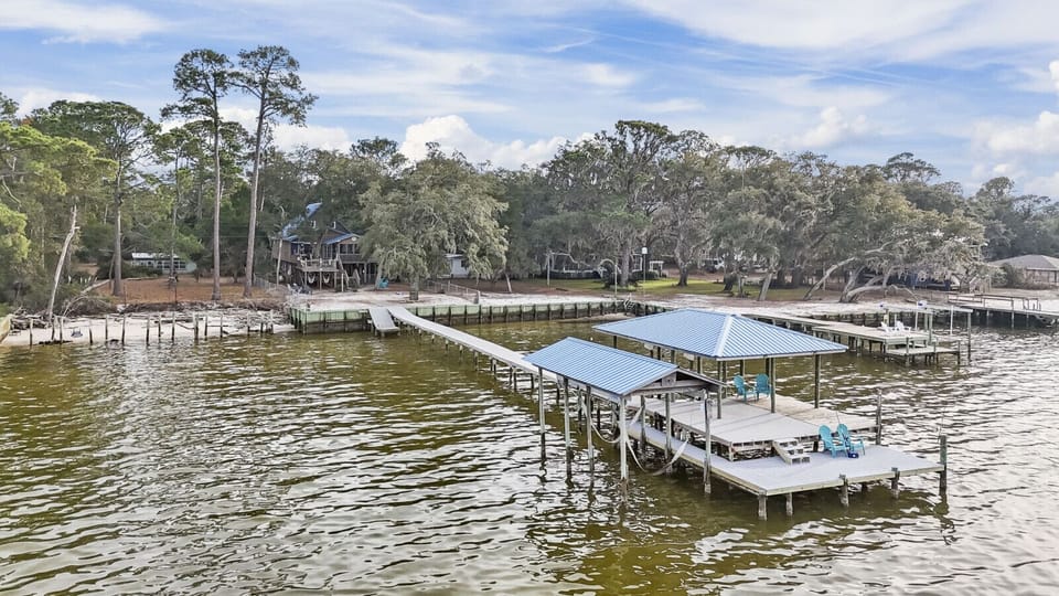 Boater`s dream...2 covered boat slips & kayak dock