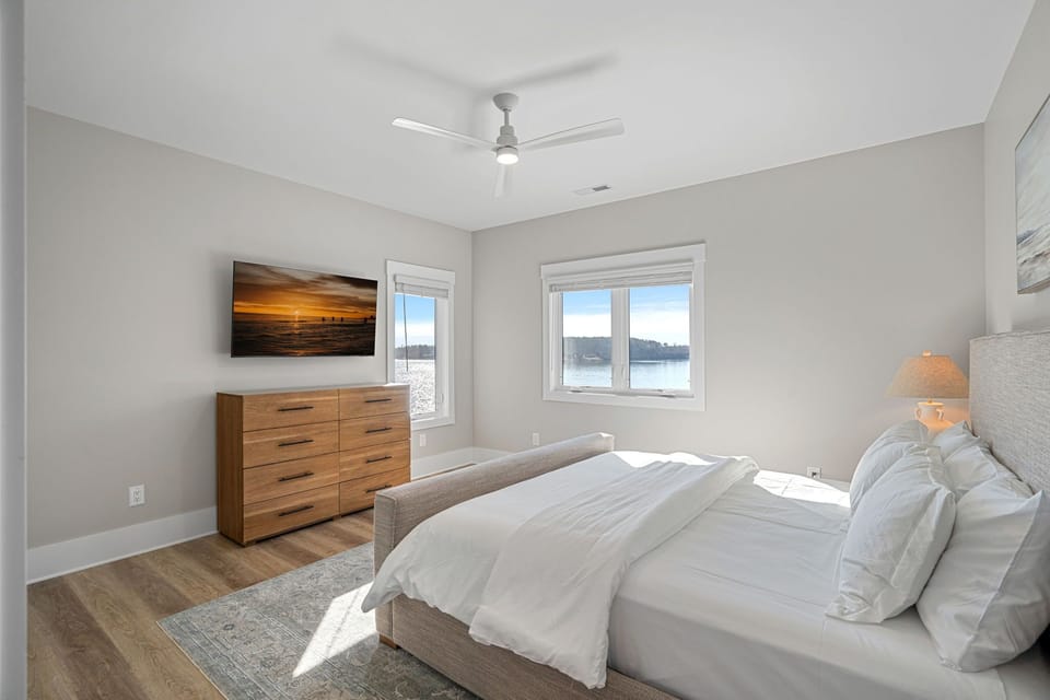 Upper Level Queen  Bedroom Suite