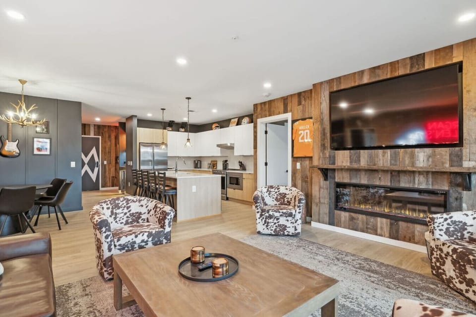 Spacious living room with a queen sleeper sofa, tons of seating, and easy access to the wraparound patio. Open-concept layout flows right into the kitchen + dining area—perfect for groups to hang, snack, and pregame Nashville-style.