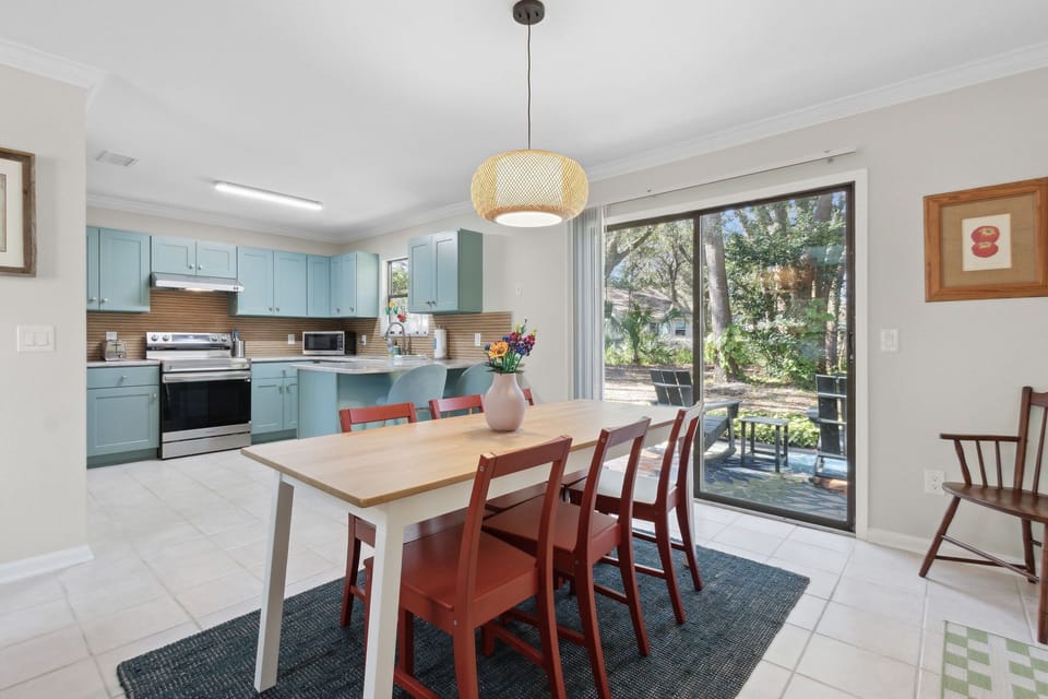 Clean & Cozy with outdoor views. Dining Table with Seating for Six