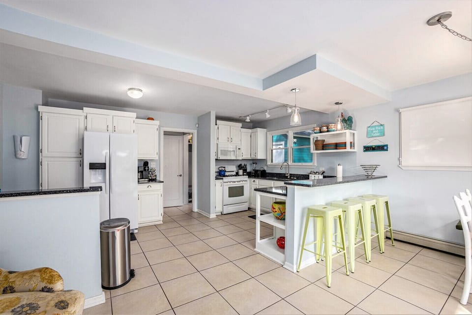 Kitchen dining area with breakfast nook