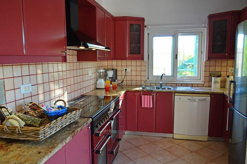 Big family kitchen at the flat (gas kitchen)